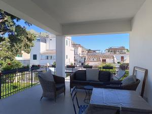 a living room with a couch and chairs on a balcony at Mondello Felix - appartamenti in villa a 600m dal mare in Mondello