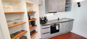 a kitchen with a sink and a stove at Brasseriehof Historisches Fachwerkhaus in Flensburg 115 m2 Innenhof Parkplatz in Flensburg