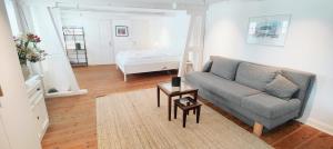 a living room with a couch and a bed at Brasseriehof Historisches Fachwerkhaus in Flensburg 115 m2 Innenhof Parkplatz in Flensburg +13 photos