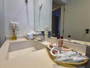 a bathroom counter with a sink and a mirror at Apartment 13 - Jundiaí in Jundiaí +5 photos
