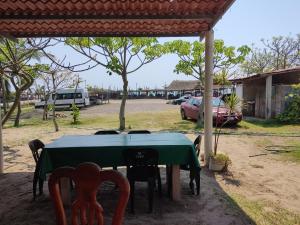 a green table and chairs in a yard at Centro turístico la playitaa in Chachalacas