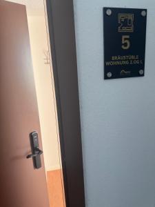 a sign on the door of a bathroom warming room at W&P Living Zi 5 Bräustüble FeWo 1 2OG l in Buttenwiesen +1 photo