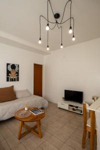 ein Wohnzimmer mit Sofa und Tisch in der Unterkunft DEPARTAMENTO cerca de CABA hasta 4 personas Parking Gratis Patio ideal familias estadias cortas por Trabajo Recitales Salud y Capacitaciones in Martínez