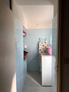 a small bathroom with blue tiles on the wall at La Benabbiana in Bagni di Lucca