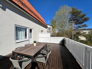 a wooden deck with a wooden table and chairs at Prisvärd & rymlig lgh nära ALV in Vimmerby