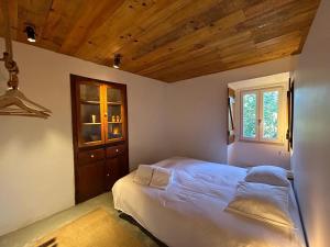 a bedroom with a bed and a window at Casa da Figueira - Pool and Lounge in Praia do Ribatejo
