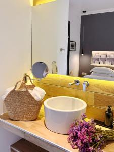 เตียงในห้องที่ Piteoussa Plus Hydra
