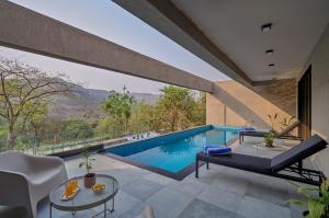 a swimming pool in a house with a view at SaffronStays Pickle & Play in Khandāla