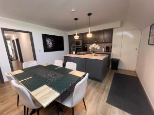 a kitchen and dining room with a table and chairs at Victoria Prestige Parking Gratuit in Boussu