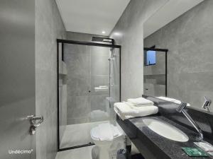 ein Badezimmer mit Dusche, Waschbecken und Toilette in der Unterkunft Seasons BC in Cabeçudas + 177 Fotos