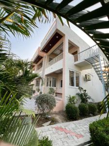 a view of a house from the garden at Hotel Kalptaru Villas in Debāri