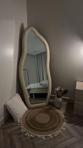a mirror sitting on the corner of a room at شقة ذا لوكس لوفت 2 in Buraydah