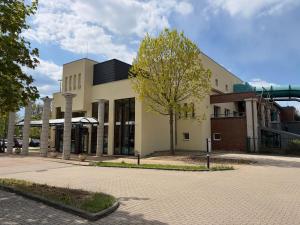 a building with a tree in front of it at GalériusPrémium8 in Siófok