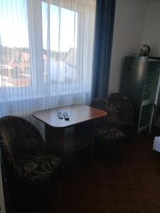 a room with a table and two chairs and a window at Pokoje u Renatki in Chałupy