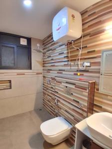 a bathroom with a toilet and a sink at Vardhn Villa in Sarāhan +10 photos