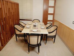 a dining room with a table and chairs at Vardhn Villa in Sarāhan