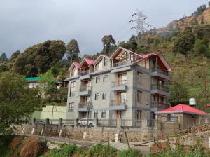 a large building on the side of a hill at Vardhn Villa in Sarāhan