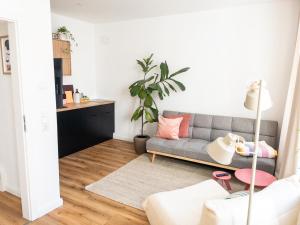 a living room with a couch and a table at TINY TEUTO HOUSE- Die alte Schusterei in Detmold