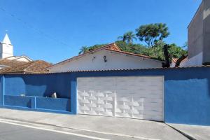 a garage door with a blue and white wall at Casazul in Lavrinhas