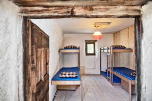 a room with two bunk beds in a house at Hostelleria in Linescio