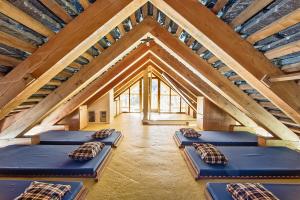 a room with four beds in a attic at Hostelleria in Linescio