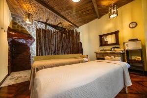 two beds in a room with a giraffe wall at Baldi Hot Springs Hotel & Spa in Fortuna +68 photos