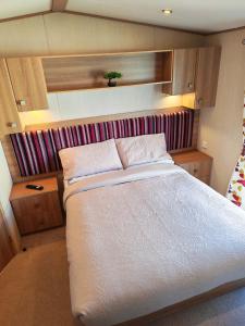 a bedroom with a large bed in a motor yacht at 9 Sea View Kessingland Beach Parkdean Resorts MIN 3 NIGHT STAY in Kessingland +33 photos