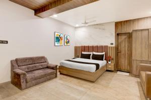 a bedroom with a bed and a chair at Super Townhouse V Hotel in Gunadala