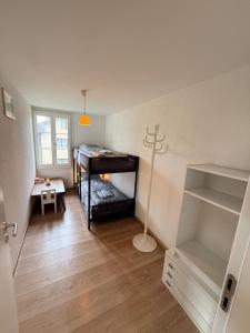 a small room with a bunk bed and a desk at Ferienwohnung Winterzeit Thunersee&Mountainview in Thun