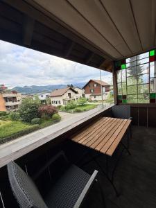 a balcony with a wooden bench and a view at Ferienwohnung Winterzeit Thunersee&Mountainview in Thun