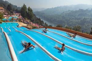 a group of people swimming in a swimming pool at Casa do Maninho in Amarante
