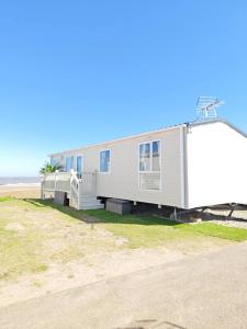 a mobile home on the beach at 9 Sea View Kessingland Beach Parkdean Resorts MIN 3 NIGHT STAY in Kessingland
