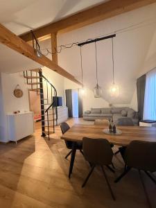 a living room with a table and a couch at GalerieLoft Winterzeit Thunersee&Mountainview in Thun