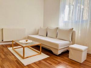 ein Wohnzimmer mit Sofa und Couchtisch in der Unterkunft Zayed Residence in Mostar