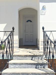 a door on a white house with stairs at Vivenda Becho in Alpalhão