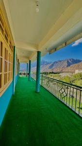 a balcony with a view of the mountains at Kepal Inn Hotel and Restaurant in Holshāl