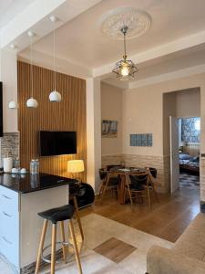 a kitchen and living room with a table and chairs at Le Havre, de joie in Alger
