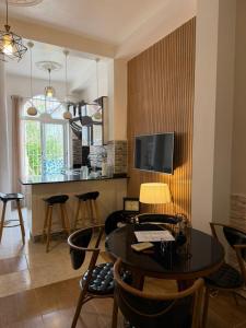 a living room with a table and chairs and a kitchen at Le Havre, de joie in Alger