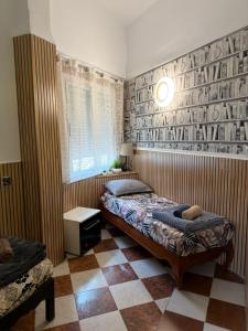 a bedroom with a bed and a tiled floor at Le Havre, de joie in Alger