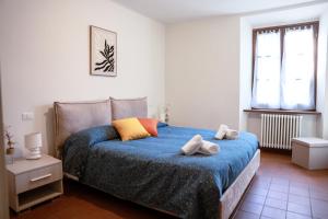 a bedroom with a bed with two towels on it at The River House in Bagnone
