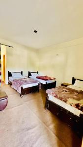 a bedroom with two beds in a room at Kepal Inn Hotel and Restaurant in Holshāl +32 photos