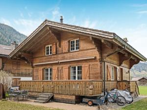 a log cabin with a bike parked in front of it at Alpenchalet mit Charme in Lenk