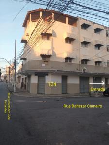 a building on the side of a street at Kitnet estrela in Campos dos Goytacazes