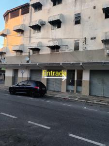 a black car parked in front of a building at Kitnet estrela in Campos dos Goytacazes