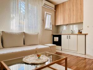ein Wohnzimmer mit Sofa und Tisch in der Unterkunft Zayed Residence in Mostar