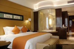 Postel nebo postele na pokoji v ubytování Swissôtel Guangzhou