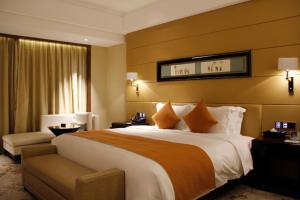 Postel nebo postele na pokoji v ubytování Swissôtel Guangzhou