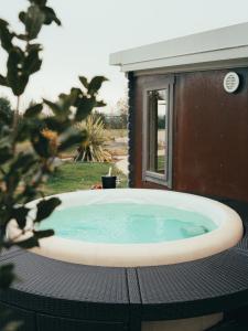 a jacuzzi tub in a yard with a house at Natur Air Suite in Ghiaie