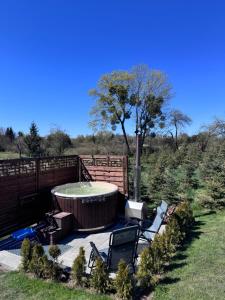 a hot tub in the middle of a yard at Domek na wzgórzu in Ukta