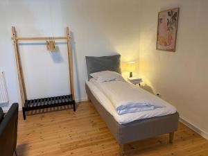 a bedroom with a bed in a room at Lille Skovgaarden ved parken med gratis parkering in Randers